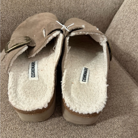 Cushionaire Tan Suede 6.5 Clogs with Buckle - Picture 4 of 5